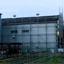 倉庫の屋根からの転落防止用足場｜施工事例 一覧